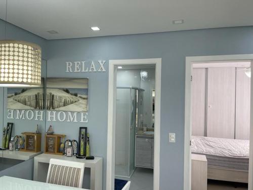 - une chambre avec un lit et une chambre avec un miroir dans l'établissement Lindo Apto Guarujá 50m da Praia das Pitangueiras, à Guarujá