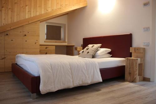 - une chambre avec un grand lit dans l'établissement Claudia's Apartment Blu, à Alba di Canazei