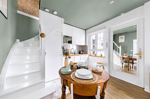 une cuisine avec une table et une salle à manger dans l'établissement La Souche, à Rouen