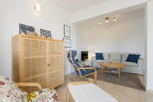 Posezení v ubytování Cozy holiday home at the beach in Costabella, Marbella