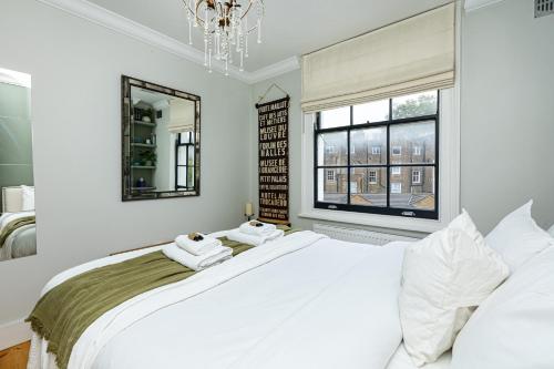 ロンドンにあるLovely 1BR Flat, Prime Location Bloomsbury, Eustonの白いベッドルーム(大きな白いベッド1台、窓付)