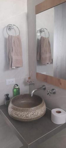 um lavatório na casa de banho com um espelho e toalhas em CONDOMINIO LA ISABELLA ANAPOIMA em Anapoima