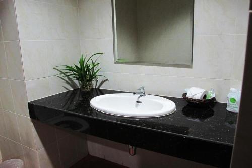 Bilik mandi di Be Fine Sabuy Hotel and Resort