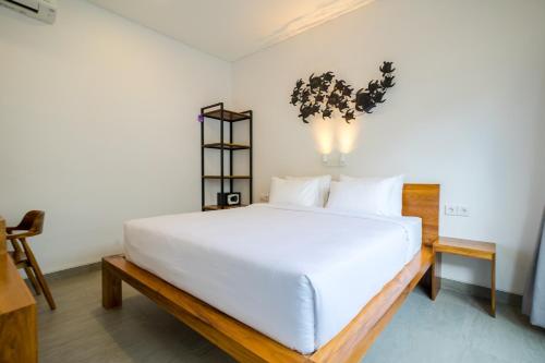 チャングーにあるFourleafのベッドルーム(白い大型ベッド1台、テーブル付)