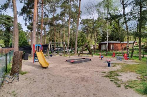 um parque infantil com crianças brincando na areia em Chalet op Vakantiepark Dennerhode em Doornspijk