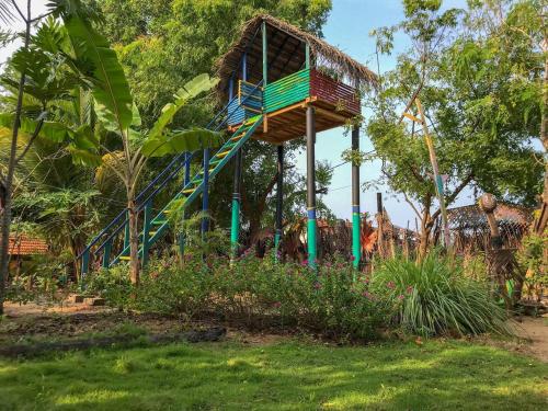 un parque infantil con tobogán en A Place of True Colors, en Pottuvil