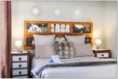 - une chambre avec un lit doté d'une tête de lit en bois et d'oreillers dans l'établissement Grace B&B, à Potchefstroom