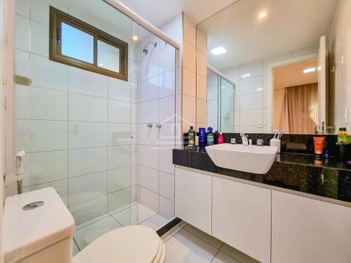 uma casa de banho branca com um lavatório e um WC em Riviera Beach Place And Manhattan Golf Residence Up to 6 Adults and 3 Children em Aquiraz