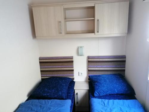 ein Schlafzimmer mit zwei Betten und einem Schrank in der Unterkunft RBR 211 - Beach Resort Kamperland in Kamperland