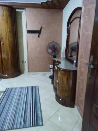 een badkamer met een houten wastafel en een spiegel bij Spacious apartment with Nile view in Al Ma‘şarah
