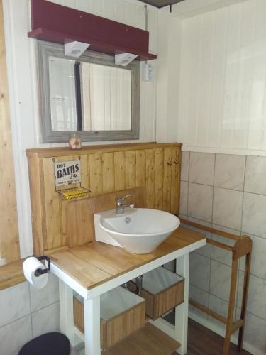 Dehringhausen的住宿－Appartement an der Bicke，木桌上带水槽的浴室
