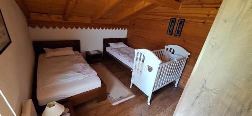 Postel nebo postele na pokoji v ubytování Sarajevo Forest Retreat