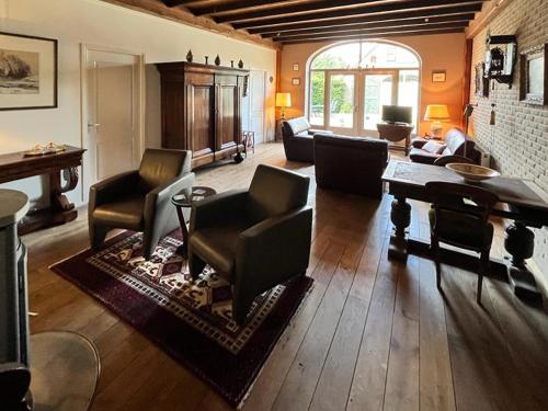 a living room with chairs and a table at Gastenverblijf op unieke locatie De Kronkel op de Veluwe in Hoog-Soeren