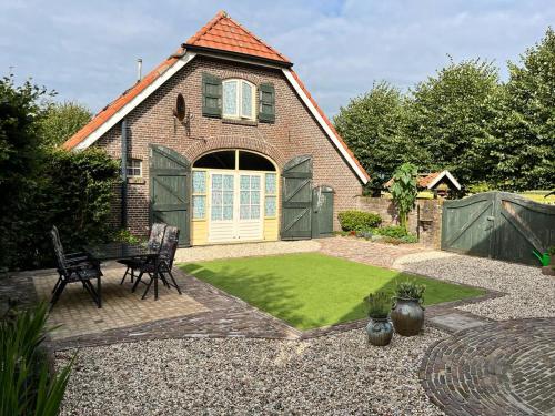 a small house with a yard with a lawn at Gastenverblijf op unieke locatie De Kronkel op de Veluwe in Hoog-Soeren