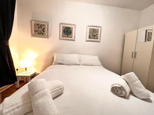 Tempat tidur dalam kamar di Rooms in Bethnal Green