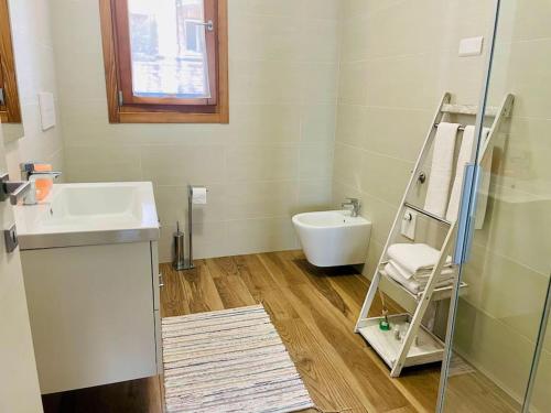 ein Bad mit einem Waschbecken und einem WC in der Unterkunft Casa di Nancy a Valdobbiadene 1(Unesco) in Valdobbiadene