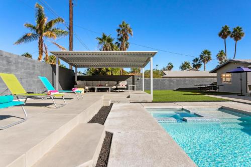 a backyard with a swimming pool and a house at Palm Springs Life in Palm Springs