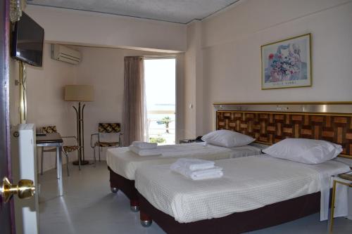 Ένα ή περισσότερα κρεβάτια σε δωμάτιο στο Hotel Theoxenia