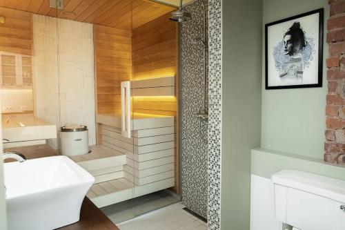 Koupelna v ubytování Luxury Apartment with Sauna in the Old Town
