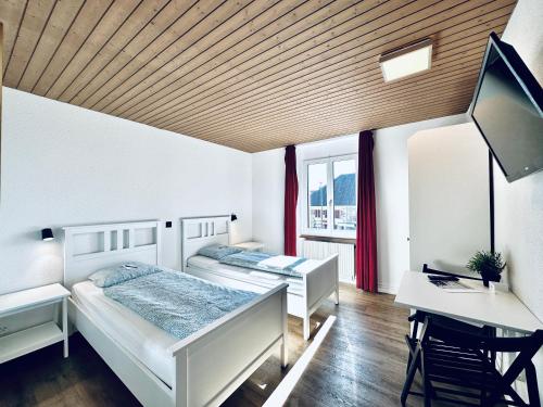 2 camas en una habitación con escritorio y ordenador en Monteurzimmer ZIMMERzuVERMIETEN in Lengnau BE en Lengnau