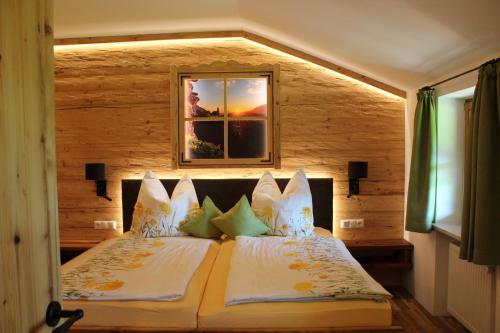 een slaapkamer met een bed met een foto aan de muur bij Landhaus Langackerbauer in Bad Reichenhall