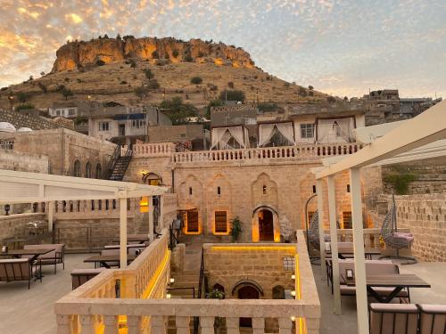 una vista de un edificio con una montaña en el fondo en Hanedan Konağı Butik Otel Deluxe Triple Room with Turkish Bath Marvina en Mardin