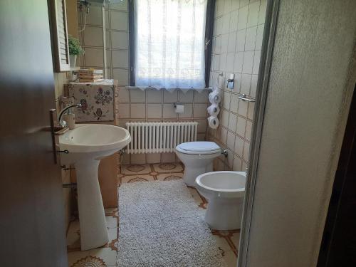 bagno con lavandino e servizi igienici di Appartamento HAPPY DAYS (CIPAT: 022139-AT-837180) a Pergine Valsugana