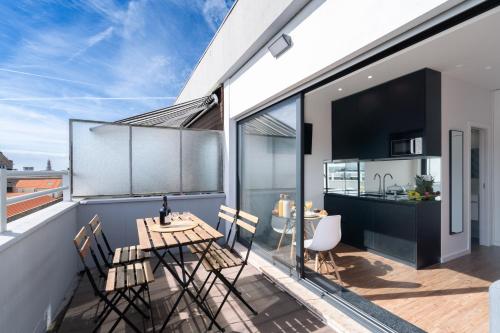 d'une terrasse avec une table et des chaises sur un balcon. dans l'établissement Sunny Bright Flat w Balcony - Ace Location, à Porto