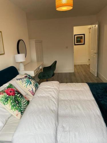 Katil atau katil-katil dalam bilik di Stunning and Spacious 2bed flat in central Woking