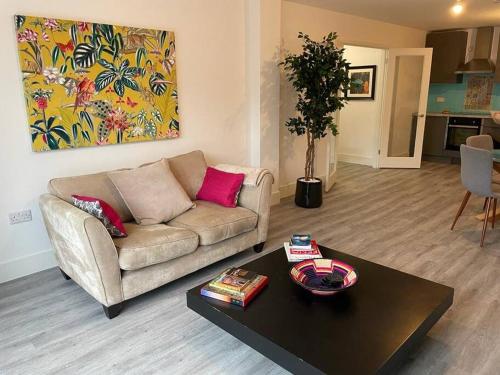 Ruang duduk di Stunning and Spacious 2bed flat in central Woking