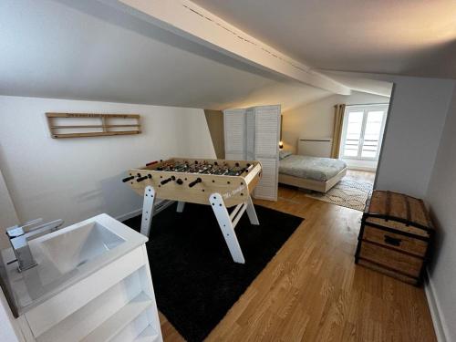 sala de estar con futbolín en una habitación en Le Saint Maixent, Maison de Ville, Baby Foot, wifi, en Saint-Maixent-lʼÉcole