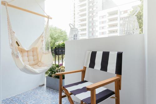 un balcón con hamaca y un columpio en Project Comfort Apartament Aleje Jerozolimskie 131/12 Warszawa, en Varsovia
