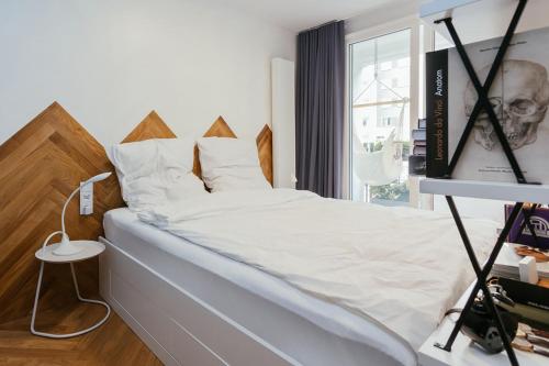 um quarto com uma cama grande e lençóis brancos em Project Comfort Apartament Aleje Jerozolimskie 131/12 Warszawa em Varósvia
