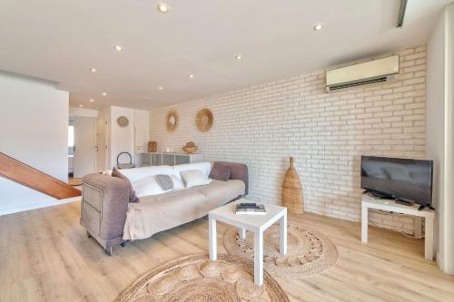 un salon avec un canapé et une télévision dans l'établissement Apartment Felix Superb apartment with terace and sea view, à Cannes