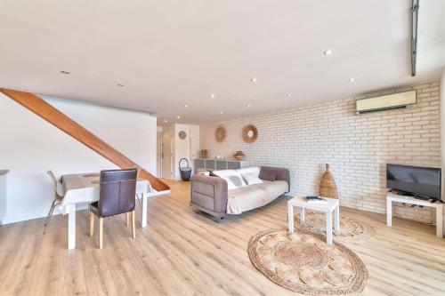 un salon avec un canapé et une télévision dans l'établissement Apartment Felix Superb apartment with terace and sea view, à Cannes