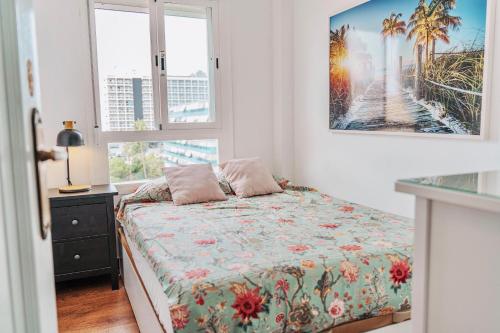 um quarto com uma cama com um quadro na parede em Andalucia Beach em Benalmádena