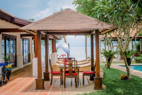 Kolam renang di atau dekat dengan The Privilege Hotel Ezra Beach Club