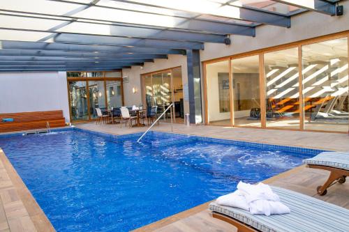 - une grande piscine dans un bâtiment dans l'établissement Prodigy Gramado, à Gramado