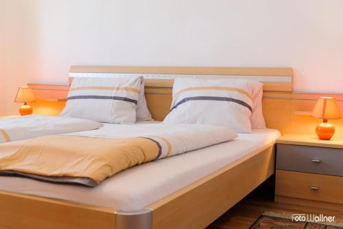 Łóżko lub łóżka w pokoju w obiekcie Haus Ingeborg
