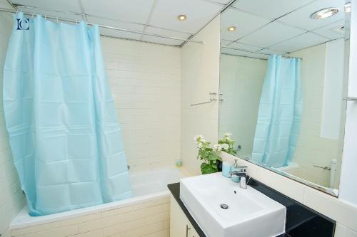 A bathroom at Budget Studio with Balcony, Yacht Bay Marina - BRZ