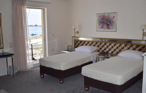 Ένα ή περισσότερα κρεβάτια σε δωμάτιο στο Hotel Theoxenia