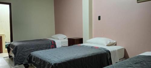Un pat sau paturi într-o cameră la JOMALEY , Real HOTEL Jomaley
