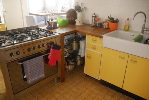 a kitchen with a stove and a sink at Glück in Benrath in Düsseldorf