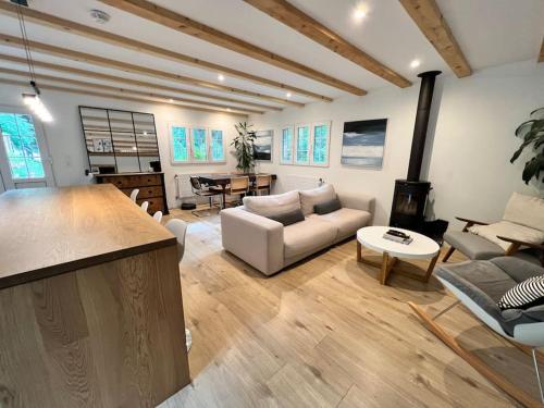 Posezení v ubytování Chalet in Lausanne on edge of woods with river