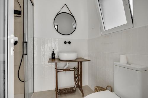 ein Badezimmer mit Waschbecken und Spiegel an der Wand in der Unterkunft Casa da Avó Júlia Pestana (Piscina privada) in Torrão