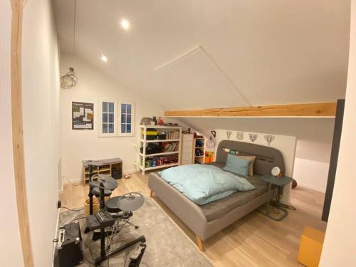 ローザンヌにあるChalet in Lausanne newly renovated with riverのベッドルーム1室(ベッド1台、カメラ付きテーブル付)