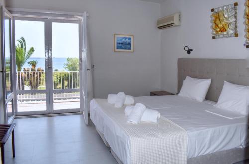 Ένα ή περισσότερα κρεβάτια σε δωμάτιο στο Hotel Theoxenia