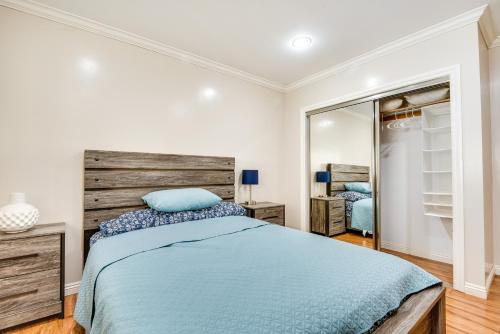 En eller flere senge i et værelse på Cozy Home - 2 Mi to Walk of Fame and Griffith Park!