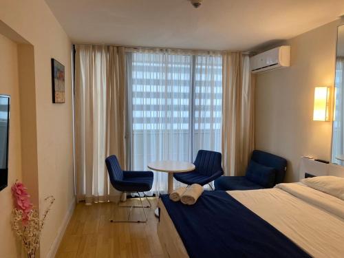 Postel nebo postele na pokoji v ubytování Batumi Orbi city Aparthotel SeaNest