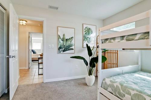 um quarto com um beliche e um corredor em Trendy 4-Bedroom Heated Pool Car Near Beaches em Sarasota
